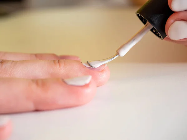 Primer Plano Aplicación Esmalte Uñas Blanco Con Cepillo Manicura Casa — Foto de Stock