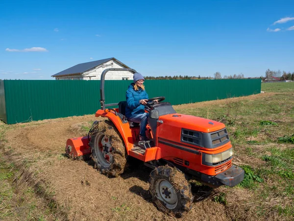 Menina Senta Pequeno Trator Dirige Através Campo Grama Mulching Cultivo — Fotografia de Stock