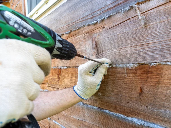 Versucht Ein Anfänger Mit Einem Elektroschrauber Einen Nagel Die Wand — Stockfoto