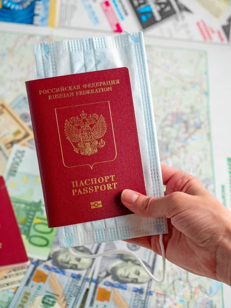 Zbliżenie Ręki Trzymającej Czerwony Paszport Federacji Rosyjskiej Dołączoną Maską Medyczną — Zdjęcie stockowe