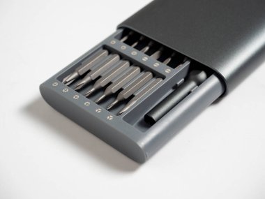 Beyaz arka planda bir çantada parçaları olan bir tornavida seti. iş için araçlar