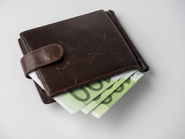 Beyaz arka planda Avro banknotlarıyla dolu deri bir cüzdanın yakın çekimi. İş ve Finans kavramı