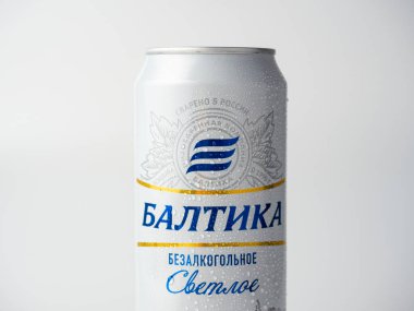 01.05.2021 Rusya, Moskova. Alüminyum kutu ve alkolsüz bira, Baltika Zero. Rus birası, soğuk bira, kavanozun üstüne damlacıklar. Geri dönüşüm için uygun ambalaj