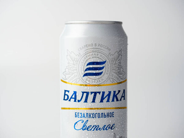 01.05.2021 Россия, Москва. Алюминиевая банка с безалкогольным пивом "Балтика ноль". Русское пиво, холодное пиво, капли на банку. Упаковка, пригодная для переработки
