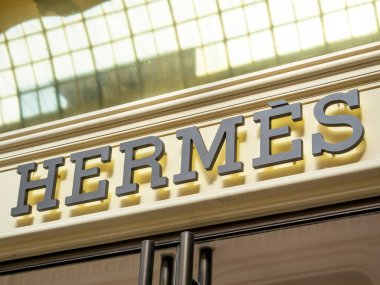 10.04.2021 Rusya, Moskova. Hermes mağazasının işareti. Parfüm ve aksesuar üreten ünlü Fransız moda evi.