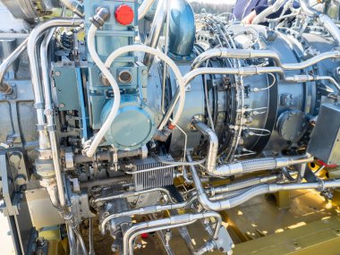 Gemi için yeni motora yakın çekim. Bir sürü borusu ve parçası olan mekanizma.