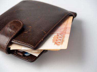 5000 ruble 'lik deri bir cüzdanın yakın plan resmi beyaz arka planda duruyor. Yan görünüm