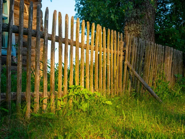 黄昏时分 在乡间一个古老的木制栅栏的近照 乡村景观 — 图库照片