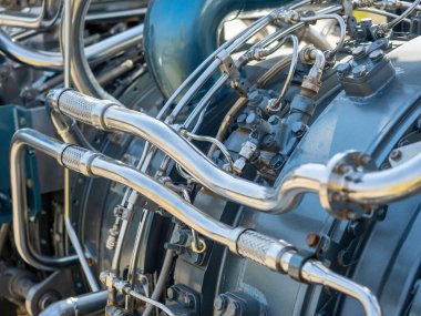 Gemi için yeni motora yakın çekim. Bir sürü borusu ve parçası olan mekanizma.