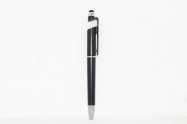 Temiz beyaz arka planda izole edilmiş parlak siyah ve gümüş renkli tükenmez kalem. İşletme, ofis, eğitim ve belge imzalamak, not yazmak, kurumsal işler, okul gereçleri, verimlilik ve itiraf gibi kırtasiye ile ilgili kavramlar için mükemmel