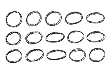 On beş tane siyah el karalama tarzı daire ve oval resim koleksiyonu. Tasarım ögeleri veya renklendirme için beyaz bir arkaplan üzerinde izole edilmiş esnek yuvarlak çerçeveler.