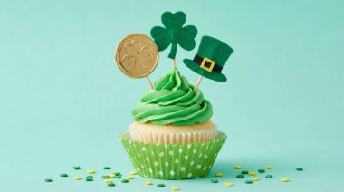 Nefis bir Aziz Patrick Günü keki canlı yeşil süslemelerle süslenmiş ve içinde bir yonca ve pastel arka planda bir leprikon şapka bulunan şenlikli süslemelerle süslenmiş..