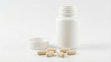 Beyaz, etiketsiz, kapağı açık bir ilaç şişesinin parlak bir görüntüsü, ve yanında beyaz bir yüzeye saçılmış açık renkli kapsüller, sağlık, ilaç ya da başka bir şey öneriyor..