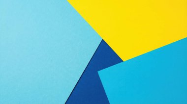 Sarı, açık mavi ve koyu mavi renkli düz kağıtlar parlak ve soyut geometrik desenler oluşturuyor. Yaratıcı projeler için modern malzeme tasarımı arka planı.