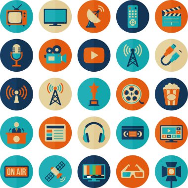 Televizyon, radyo, film, müzik ve dijital iletişim de dahil olmak üzere medya ve eğlencenin çeşitli yönlerini temsil eden kapsamlı bir düz tasarım simgeleri seti.