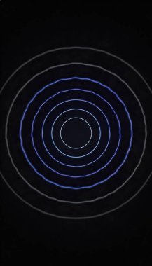 Derinlik ve ritim duygusu yaratan, koyu siyah arkaplan üzerinde ince mavi ve mor gradyan eşmerkezli daireler içeren minimalist ve modern soyut bir arka plan..