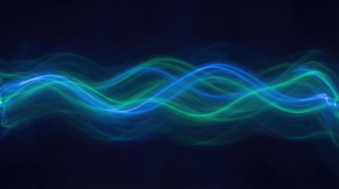 Dinamik mavi ve yeşil ışık izleri karanlık bir arkaplan karşısında büyüleyici bir dalga deseni oluşturarak enerji ve hareket hissi uyandırır. Canlı renkler iç içe geçerek ruhani ve geleceksel bir görsel oluşturur..