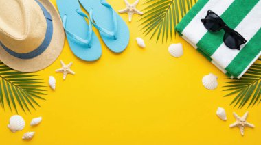 Saman şapkası, mavi parmak arası terlik, çizgili havlu, güneş gözlüğü, palmiye yaprakları ve deniz kabukları dahil olmak üzere yaz mevsiminin temel ihtiyaçlarını tepeden tırnağa gösteren bir manzara. Hepsi parlak sarı bir arka planda, tatil teması için mükemmel..