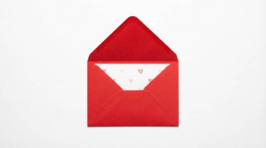 Parlak kırmızı açık bir zarf, beyaz bir kart, temiz beyaz bir arkaplan üzerine odaklanmış, basit ama çarpıcı bir görsel yaratıyor..