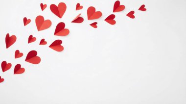 Sayısız kırmızı kağıt kalpten oluşan büyüleyici bir düzenleme, boyutları değişen, temiz beyaz arka plan boyunca çapraz bir akış oluşturan, romantik temalar için mükemmel..