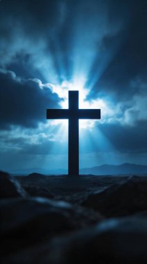 Hristiyan haçının güçlü bir silueti arkasında umut ve inancı simgeleyen parlak ışık huzmeleriyle dolu, dramatik, mavi gökyüzüne karşı duruyor..