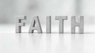 FAITH kelimesi üç boyutlu kalın harflerle okunur, temiz ve yansıtıcı beyaz bir yüzeyde belirgin bir şekilde durur. Işıklandırma yumuşak, harflere ve genel bileşime derinlik veren ince gölgeler yaratıyor. Arkaplan b