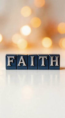 FAITH kelimesi tek tek harf bloklarıyla yazılıyor. Yumuşak, odak dışı bir arkaplan, sıcak, parlayan bokeh ışıkları, huzurlu ve umut verici bir atmosfer yaratıyor..