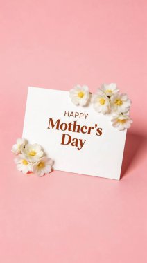 Narin beyaz çiçeklerle süslenmiş güzel mutlu anneler günü tebrik kartı. Yumuşak pembe bir arka plana kurulmuş. Kutlayan anneler için mükemmel..