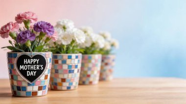 Mutlu Anneler Günü tabelası olan renkli saksı çiçeklerinin yakın plan çekimi. Yumuşak pastel bir arka plan ile ahşap bir masaya dizilmiş. Anneleri kutlamak için mükemmel..