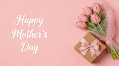 Anneler Günü için çok güzel bir beste. Zarif beyaz metinler, bir buket taze pembe laleler ve üzerinde kurdele olan sevimli bir hediye kutusu. Hepsi yumuşak pembe arka planda, anneleri kutlamak için mükemmel..