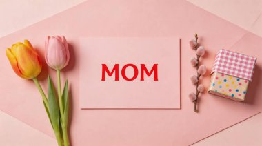 İçten bir Anneler Günü kartı. Kırmızı harfli, canlı laleler ve büyüleyici bir hediye kutusu olan anneler günü kartı. Yumuşak pembe bir arka planda düzenlenmiş, anneleri kutlamak için mükemmel..