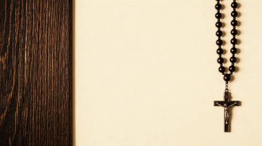 Sol tarafında belirgin ahşap dokuya sahip açık renkli bir arka plana karşı dizilmiş haçın yer aldığı tespih boncuklarının yakın çekimi ruhani ve düşünceli bir atmosfer yaratıyor..