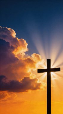 Hristiyan haçının güçlü bir silueti canlı bir günbatımı gökyüzüne karşı duruyor, altın güneş ışınları arkadan yayılıyor, dramatik, renkli bulutların arasında ruhani bir parıltı yayıyor..