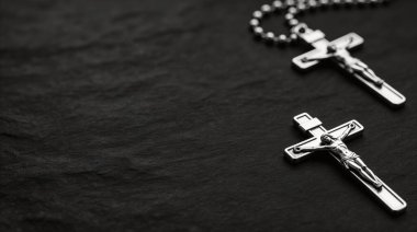 Birinde zincir olan iki gümüş haç, geniş bir kopya alanı ile dini bağlılığı, inancı ve ruhani yansımayı sembolize eden koyu bir arka plana yerleştirilir..