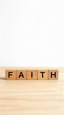 Tahta bloklardan oluşan dikey bir kare, açık ahşap bir masa üzerinde 