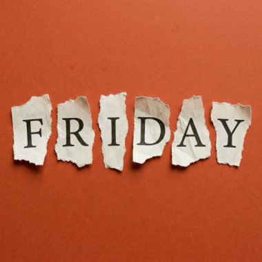 FRIDAY kelimesi, parlak turuncu bir arkaplan üzerinde düzenli olarak düzenlenmiş ayrı beyaz kağıt parçaları üzerinde ayrı harfler kullanılarak hecelenir. Her kağıt parçasının pürüzlü, pürüzlü kenarları var, kompozitife dokulu ve biraz da rustik bir his veriyor.