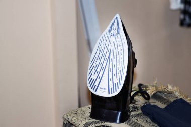 Siyah ve beyaz buharlı levhayı desenli yüzeyde çamaşır yıkamaya hazır hale getirin. Yüksek kalite fotoğraf