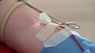 Monitörde koyu kırmızı kan bağışı olan steril kan torbasını kapatın. Yüksek kaliteli FullHD görüntüler