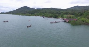 Yerel balıkçılar Koh Yao Yai ile birlikte uzak bir kırsal adada Tayland limanında uzun kuyruklu bir gemi..