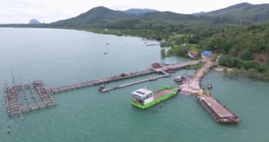 Havadan kırsal ada rıhtımı