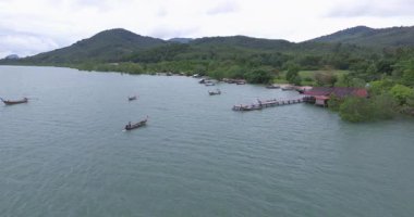 Yerel balıkçılar Koh Yao Yai ile birlikte uzak bir kırsal adada Tayland limanında uzun kuyruklu bir gemi..