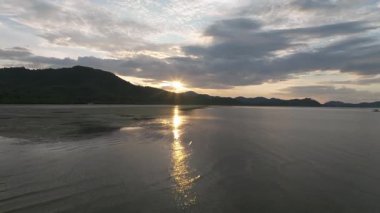 Sığ deniz bataklığının üzerinde gün batımı