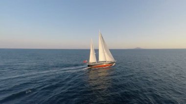 Tayland, Phuket tropikal denizinde lüks yelkenli yelkenli.