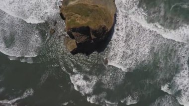 Kayalık okyanus kıyısı dalgalarının hava görüntüsü