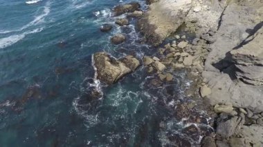 Kaliforniya kayalıkları üzerinde uçan hava aracı