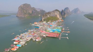 Yüzen deniz köyü Koh Paynee 'nin Phang Nga Körfezi Tayland' daki insansız hava aracı görüntüleri.