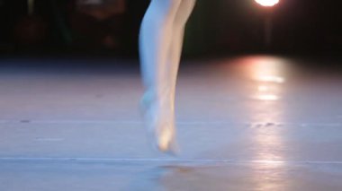 Dansçı dansının bale performansı.