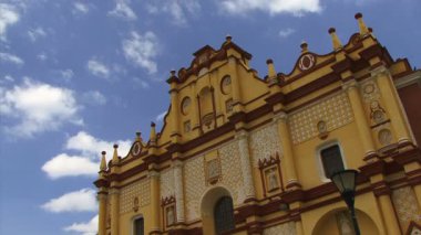 Katolik Meksiko 'daki bir katedralin zaman aşımına uğramış görüntüsü. Üzerinden bulutlar geçiyor.
