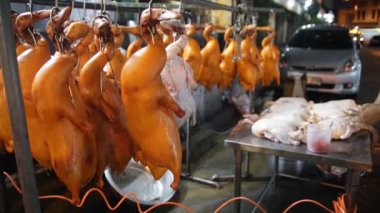 Ördekler sokakta yemek pişirir.