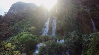 Tayland 'daki bu şelale, gün batımında havadan uçuyor.